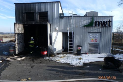 Foto: U Kokořova shořela bioplynka: vážné zranění a škoda 18 milionů