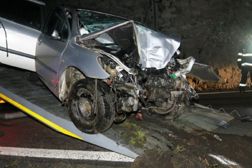 Foto: U Loučimi zemřel řidič po nárazu do viaduktu