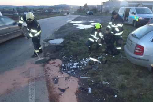 Foto: U Oseka se srazila dvě auta, záchranka odvezla posádky do nemocnice