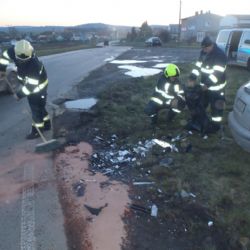 U Oseka se srazila dvě auta, záchranka odvezla posádky do nemocnice