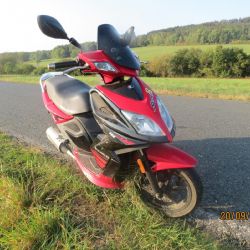 U Skařezu skončila v příkopu, motorka neměla technickou