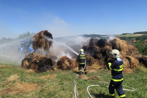 Foto: U Švihova hořely balíky slámy, hasiči místo přes noc hlídali