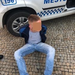 U synagogy mával opilý muž pistolí, zpacifikovali ho strážníci