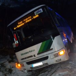 U Třemošné skončil autobus v příkopu