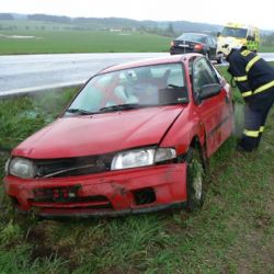 U Velkého Boru bourala řidička, skončila v nemocnici