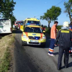 U Všerub boural ráno autobus s dětmi a auto, čtyři zranění 