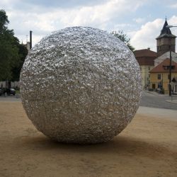 Kulička U Zvonu od Benedikta Tolara upozorňuje na místo stavby nové galerie