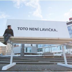 Uměním proti vizuálnímu smogu: v centru Plzně se objevila obří lavička