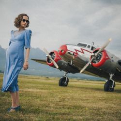 Úsvit doprovodí do kin kameloti ze 30. let se speciálním vydáním dobových novin 