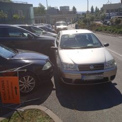 V areálu FN Plzeň se rozjelo zaparkované auto, srazilo ceduli i další vůz