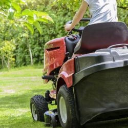 V Babylonu zmizely dva zahradní traktory