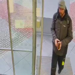 V bankomatu našel a nevrátil 3000 korun. Pomůžete policii?