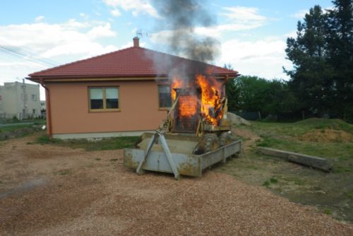 Foto: V Blatnici hořel bagřík, škoda 200 tisíc korun 