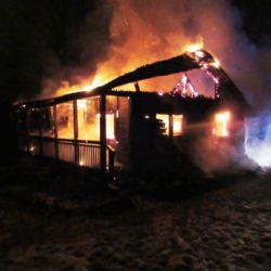 V Bušovicích shořela chatka, škody 300 tisíc korun