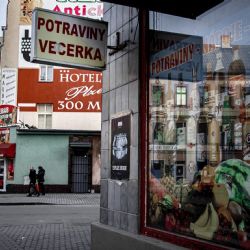 V centru Plzně láká výstava o vizuálním smogu