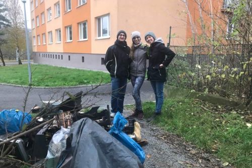 Foto: V centru Plzně opět uklízeli dobrovolníci