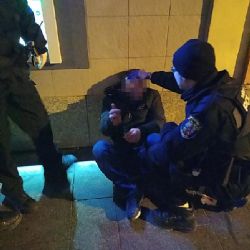V centru Plzně postával s ránou na hlavě, nadýchal 3,5 promile
