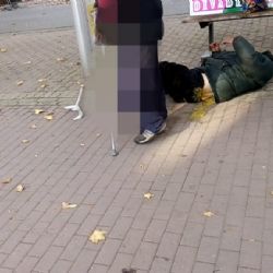 V centru Plzně se válel pokálený, pomočený a namol