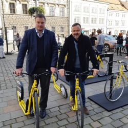 V centru Plzně začíná fungovat sdílení koloběžek 