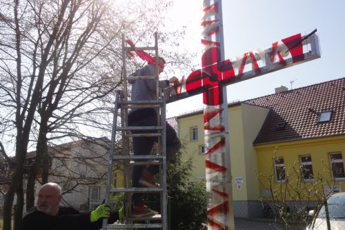 V Chrástu v neděli představí nový altán a kříž od Davida Vávry