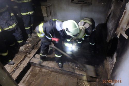Foto: V Dnešicích hořel rodinný dům, škoda tři čtvrtě milionu