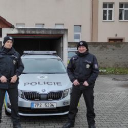 V Dobřanech hořel muž, život mu zachránili policisté 