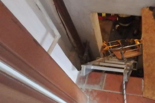 Foto: V Dobřanech se lidé propadli do výtahové šachty, žena zemřela