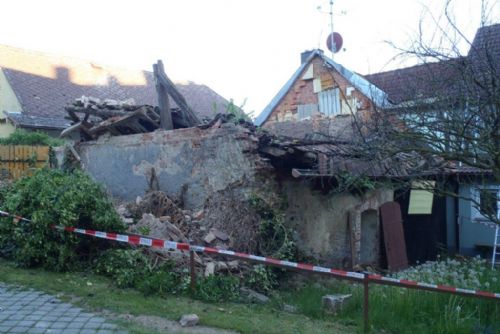 Foto: V Domažlicích nad autobusovým nádražím se zřítil dům