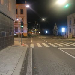 V Domažlicích srazil na přechodu chodkyni, z místa ujel