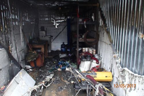 Foto: V Doubravce hořel kontejner s chemikáliemi