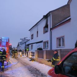 V Holýšově hořel v pátek ráno dům, dva zranění