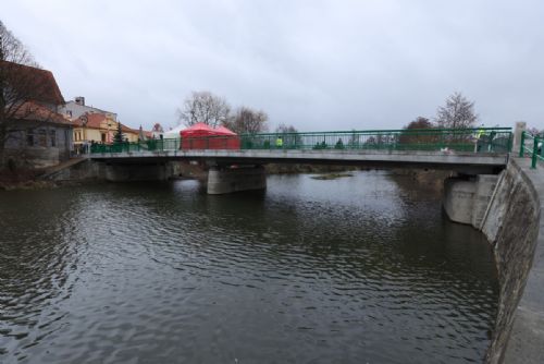 Foto: V Horšovském Týně je otevřen zrekonstruovaný most