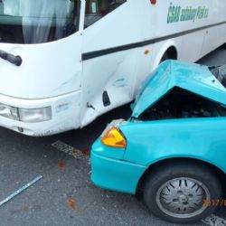 V Klatovech bouralo auto s autobusem, všichni vyvázli bez zranění 