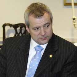 V Klatovech bude v úterý debatovat diplomat Kolář, zahraje Samson Lenk