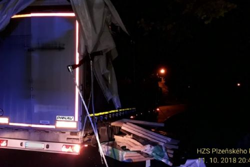 Foto: V Koutě na Šumavě se kamion nevešel pod most