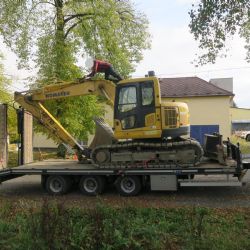 V Koutě převážel bagr, nevešel se pod viadukt