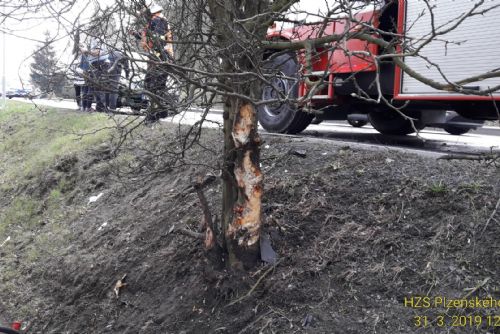 Foto: V Kozolupech řidič narazil do stromu