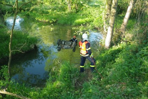 Foto: V Lelově u Stoda plavalo v řece auto s mrtvým mužem