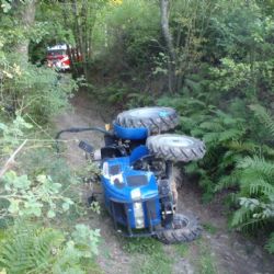 V lese u Těškova se převrátil traktor, zavalil ženu
