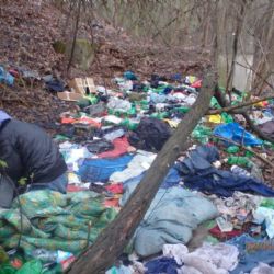 V Lobezské ulici v Plzni se usídlil mezi nepořádkem bezdomovec
