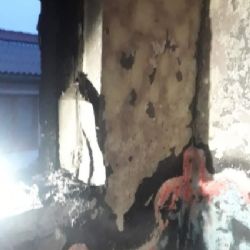 V Malém Boru hořel dům, hasiči evakuovali sedm lidí