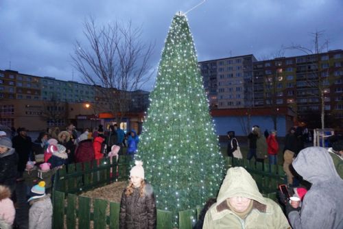 Foto: V neděli se rozsvítil vánoční stromek ve Skvrňanech