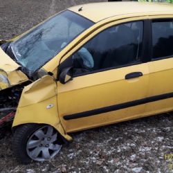 V Němčicích skončilo auto ve stromě