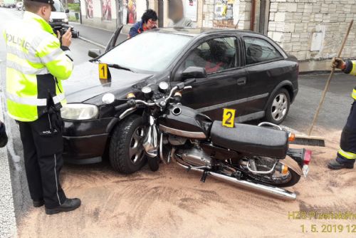obrázek: V Nýřanech boural motorkář s autem