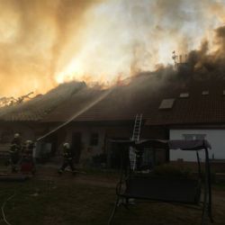 V obci Lipno hořel bývalý zemědělský objekt