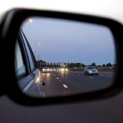 V opilosti najel v centru Plzně na chodník a srazil chodkyni