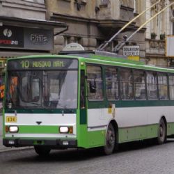 V opilosti se chtěl zabít, skákal pod trolejbus 