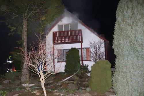 Foto: V osadě u Ctiboře hořela chata, škoda 150 tisíc