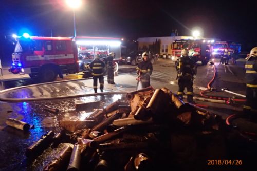 Foto: V Plané hořel řezací stroj ve firmě na likvidaci odpadu