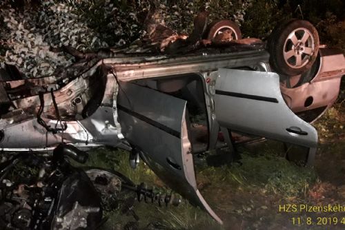 Foto: V Plané spadlo auto pod most